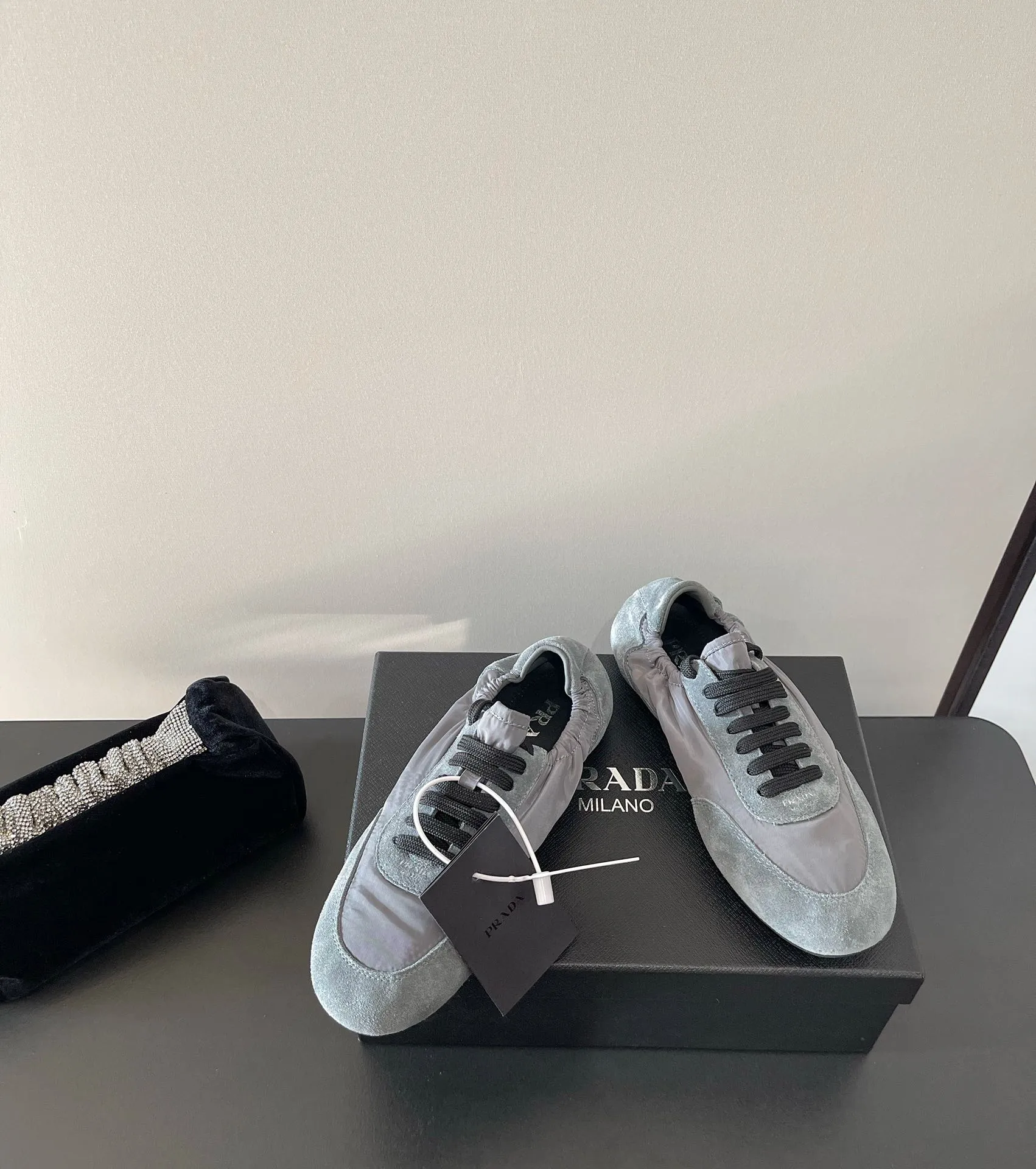 👟👟Ex-factory price 540👟👟 PRADA multi-color comfortable new Dexun ballet shoes in early spring🥂 The original top-quality replica is sold simultaneously at the counter. The fabric is made of specially imported fabrics mixed with Beijing leather. The whole pair of shoes has a very high texture. The lining is cowhide and the original imported rubber sole. The style is simple and fashionable, and the upper feet are very delicate! Color: 11 colors Heel height: flat Size: 35-41 (40 to 41 customized, non-refundable)